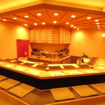 掘りごたつ式のテーブル席をご用意しております。足を下してゆったりとおくつろぎいただきながらおいしいお食事をお楽しみください。