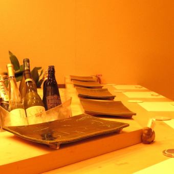 お寿司屋さんの醍醐味でもある職人の技を間近で楽しめるカウンター席もございます。笑顔の素敵な大将との会話もお楽しみください。