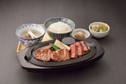 牛たんと黒毛和牛赤身ステーキの定食