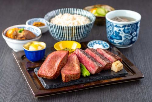 黑毛和牛牛排和厚切牛舌套餐