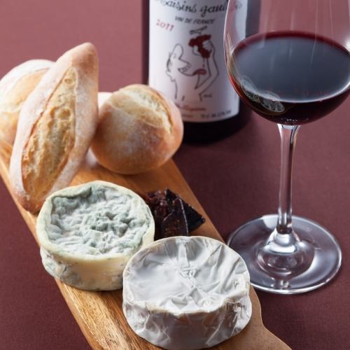 ソムリエが選ぶワイン常時50種類以上◎ワインに合う料理♪ツブ貝のエスカルゴバターやチーズがおすすめ