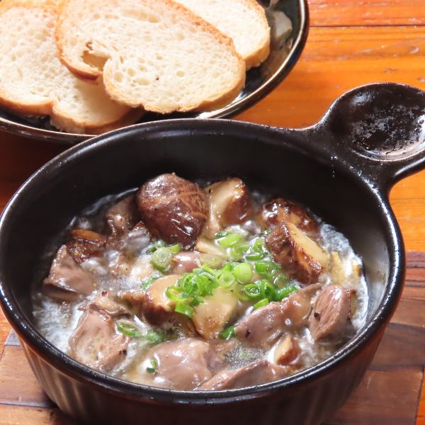 ジューシーな『鶏ハツと椎茸のアヒージョ』！お酒が進む、美味しさ溢れる一皿をぜひご堪能ください！