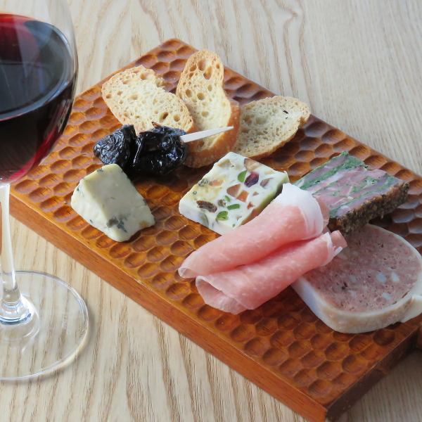 ≪お酒も楽しめる！エウレカはおつまみも充実のラインナップ♪≫ ちょい飲みセット ￥1,600（税込）