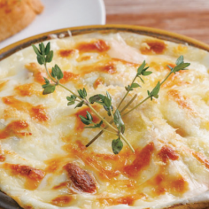 グリルサーモンのクリームグラタン(ガーリックトースト付)