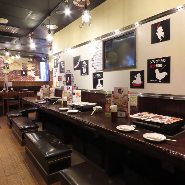 【有吧台】店内共有4个吧台座位，可以容纳2～3人，即使是小团体也可以安心用餐。我们也提供双人桌，非常适合约会或闺蜜聚会。我们还会根据季节变化推出限量菜单，让您不会感到无聊。