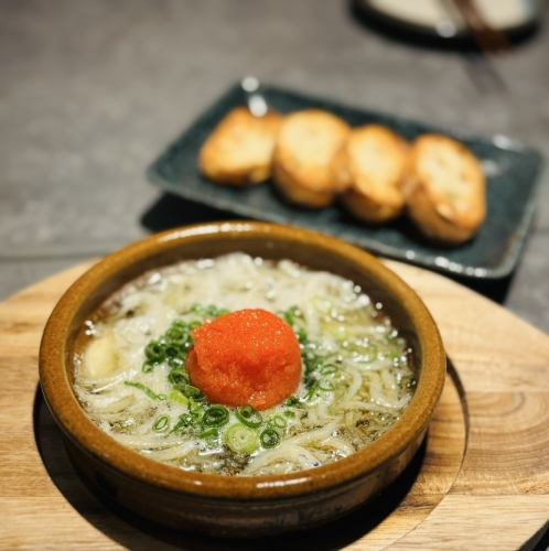 煮银鱼和辣味明太鱼子酱（配法棍面包）