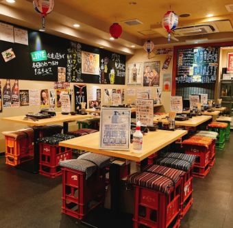 There are a total of 16 table seats for 2 people in the lively store.All the tables can be combined freely, so it can be used for a wide range of purposes, from one person to a group banquet.