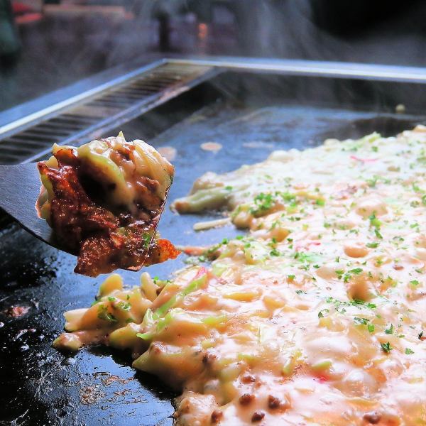 熱々鉄板で絶品もんじゃ・お好み焼きを堪能！