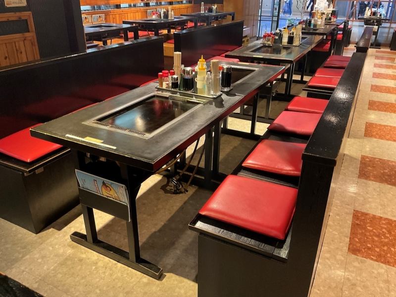 ゆとりのある大きなテーブルは１名様～でもゆったりと使用できます！広々とした店内でのお食事をお愉しみ下さい。人数に応じてレイアウト変更も可能です。少人数グループでのお食事会や女子会などにおすすめです。