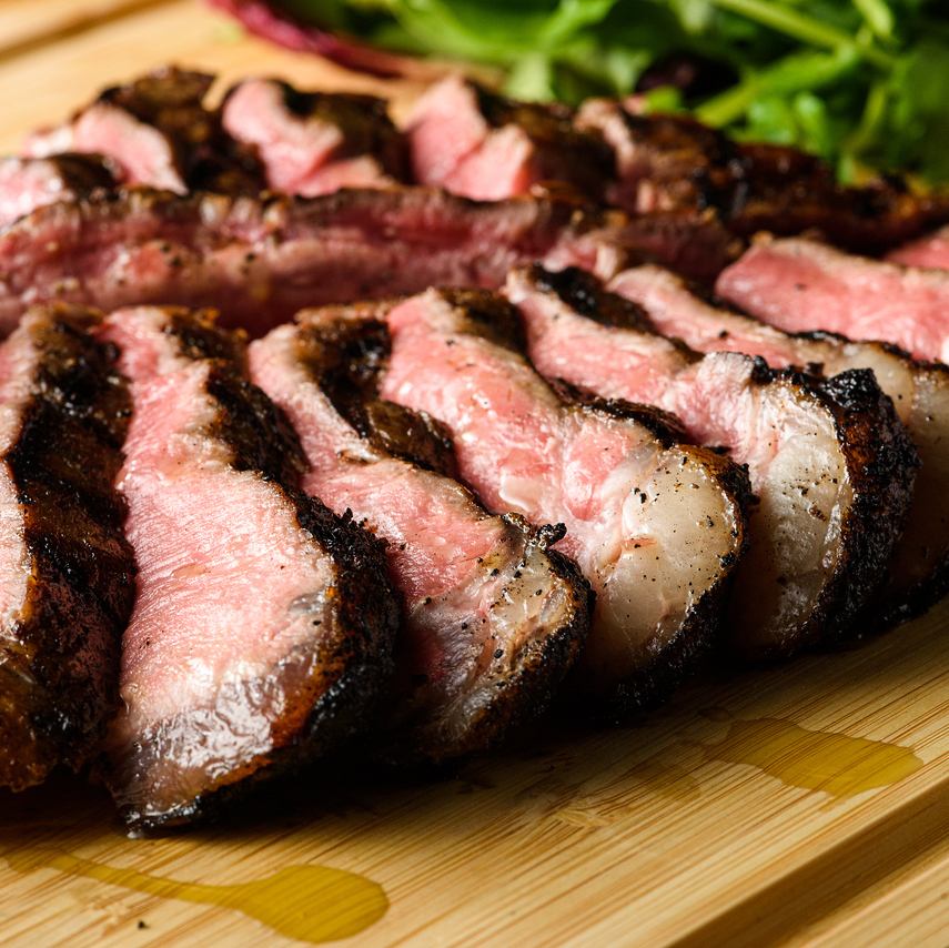 自慢の種類豊富なお肉料理と、それに合うお酒をお楽しみ下さい