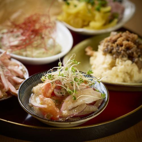 精心製作的<創作料理>包括肉類、麵條、沙拉。