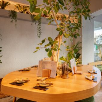 【8名様OKの大テーブル】大きな丸テーブル！グループでのご利用はもちろん、お一人様やカップルでもカウンターのように使っていただける大きなテーブルです。お食事やご宴会後の二次会など、ふらりと気軽にお越しいただく際に◎