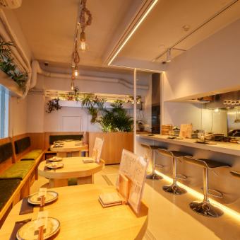 【ベンチタイプのシート】2名様～4名様でご利用いただけるテーブルは、お一人がベンチにお掛けいただくスタイル(4名様席は4名様とも！)。お荷物が多かったりしっかり座りたい時に便利。ふたり女子会など、手荷物多めの集まりにも嬉しいお席です。