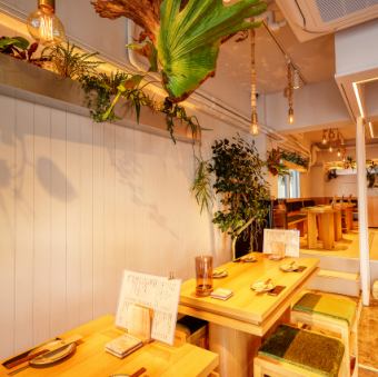 【角テーブルはくっつけて6名様席にも】2名様用テーブル席は、レイアウトを少し変えて6名様のお席に変更OK。グループでのご利用に最適です。4～6人でワイワイしたい時にぴったり。オシャレなワインや創作料理で女子会・飲み会をお楽しみいただけます♪