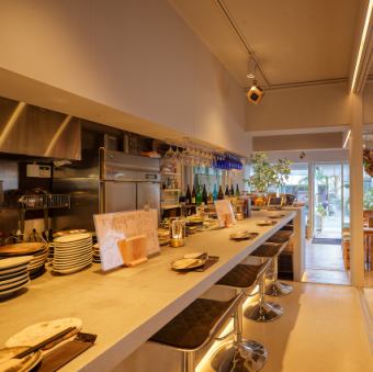 【さらりと一人飲み・二次会にも】カウンター席は5席ご用意あり。お一人様でお越しいただいた際や、お二人様など少人数でのお越しにご利用ください。当店は金曜・祝前日は25時まで営業。会社帰りのお食事やご宴会後の二次会などにもピッタリです☆