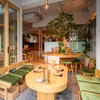 【ローテーブルソファー席】6名様までご利用いただけるソファー席を1卓ご用意。創作料理や県産のラム、ウイスキーなど、こだわりのお食事タイムにぜひどうぞ。グループでのご利用はもちろん、カジュアルな接待などにもおすすめのお席です。