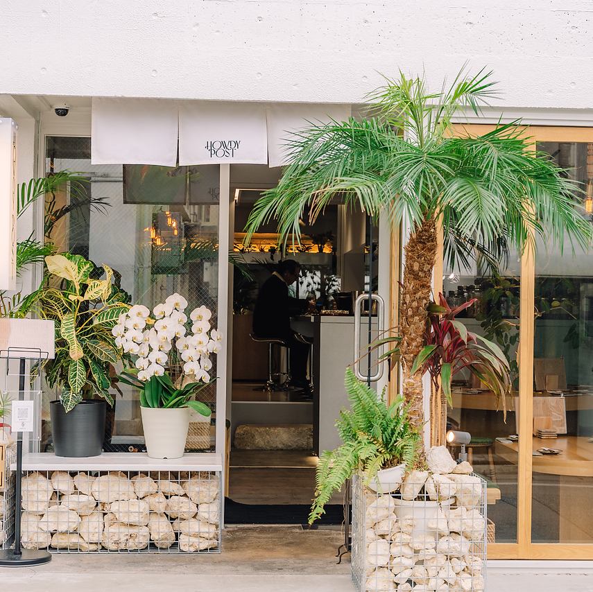 국제 거리의 한가운데! 나무의 온기와 편안한 공간에서 고집의 창작 요리를 꼭!