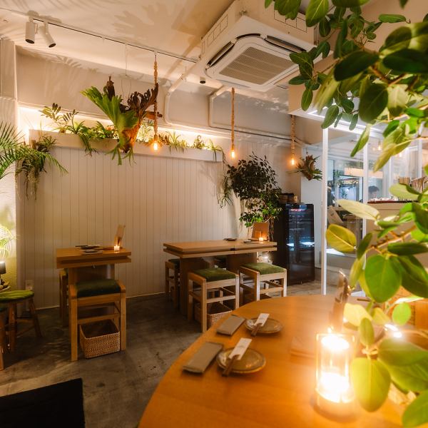 밤늦게까지 세련된 푸드를 먹을 수 있는 가게.「밤 카페」로서의 이용도 대환영.초콜릿 테린과 가루의 얼음, 수제 건포도 버터, 수제 트뤼플 소금 감자 등 어른의 즐거운 카페 타임을 즐기실 수 있습니다.금요일이나 공휴일 전날은 25시까지 영업하고 있으므로, 늦은 데이트나 2차회 이용에도 부디!