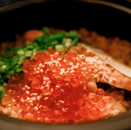 「Howdy Post」のオススメメニュー！「牡蠣と舞茸の土鍋ご飯～いくらのせ～」は出汁がしみる一品