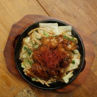 ニラともやしのホルモン鉄板焼き