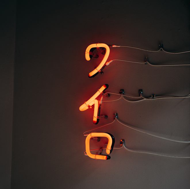 大人が集う食堂のような酒場。