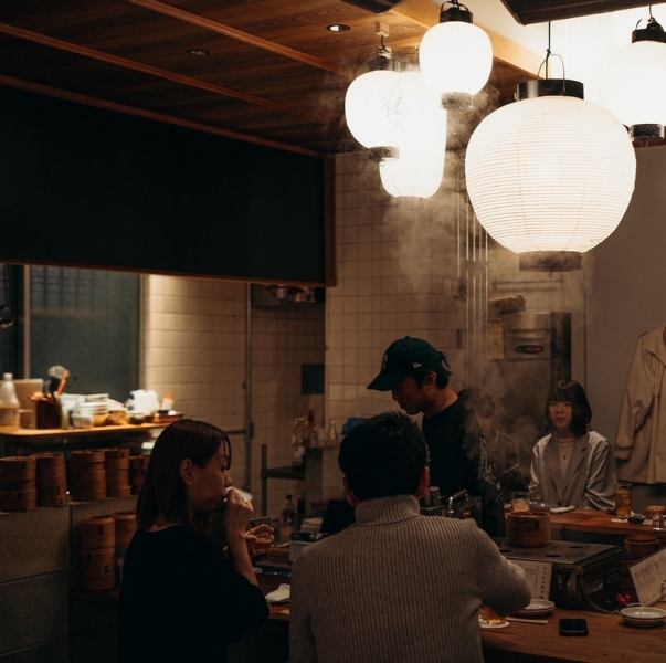 栄駅から徒歩5分の好立地。ガラス張りの開放的なお店なので気兼ねなくご来店いただけます。お気軽にお立ち寄りください。