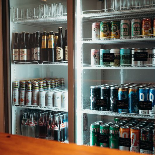 店内には台湾ビールやサッポロ赤星が並ぶショーケースがございます。冷えたグラスと一緒にセルフでどうぞ。