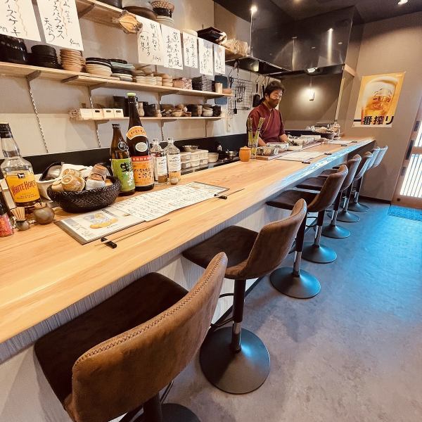 ≪也欢迎使用Saku的人≫我们共有7个吧台座位，您可以在这里享用在您面前烹制的特色菜。高脚椅样式不仅受到初次顾客的欢迎，而且也受到常客的欢迎。请在下班回家的路上顺便喝一杯。