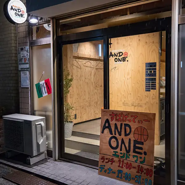 外観はシンプルでありながらも、温かみのあるデザインが目を引きます。店の入り口には手作りの看板があり、周囲の景観とも調和し、気軽に立ち寄りたくなるような魅力を持っています。店名の由来はバスケットボールの盛り上がるプレイが由来です♪店内にはバスケットボールの要素がちらほら。ぜひ探してみてください◎