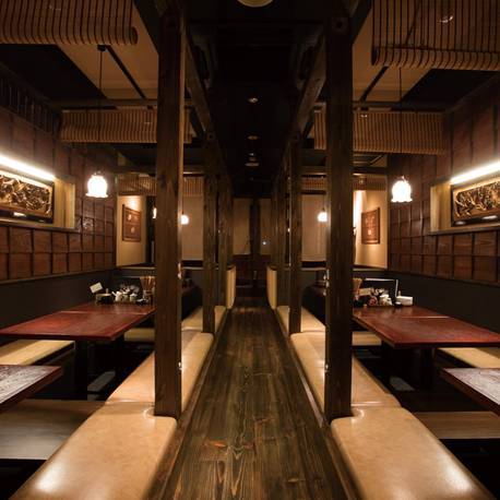 日々の疲れを癒す、落ち着いた雰囲気の店内で、ご宴会をお楽しみください。接待や食事会、上司との飲み会にも最適な大人の空間です。大人数でのご利用可能な貸切も承ります。温かな照明に包まれた和空間で家族や友人との特別なひとときをお過ごしください。お気軽にご相談ください。各種宴会様々な場面にいかがでしょうか♪