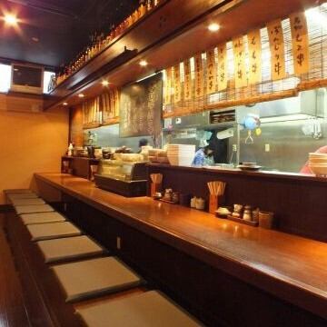 会社の宴会や友人との再会カウンターでの飲み会など、さまざまなシーンに最適なはち丸松任店。木の温もりを感じる店内で、家族や恋人とともにお腹いっぱい楽しめます。1名様からのご利用も大歓迎で、人数に応じたお席をご用意。少人数での利用や大宴会も承ります。再訪間違いなしの特別なひとときを、ぜひお楽しみ下さい!