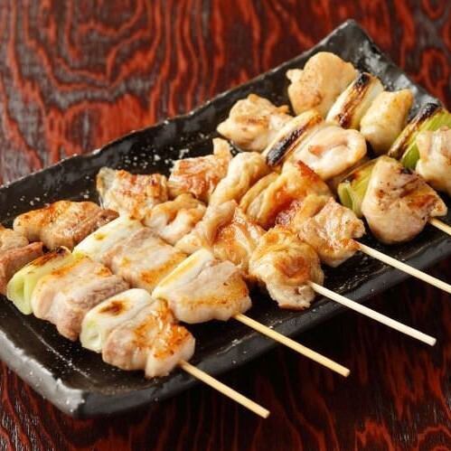 【串焼盛り合わせ】香ばしさ引き立つ串焼きの盛り合わせ、絶品の味わい★