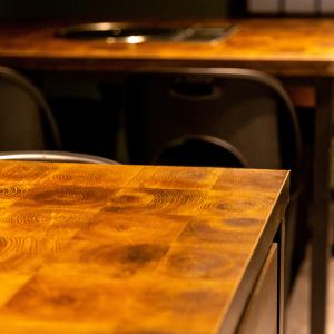 3rd floor wood grain tables (9 tables for up to 36 people) Calm atmosphere