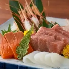 【含3小时畅饮】8道菜，包括新鲜捕捞的鱼刺身拼盘、炙烤和牛牛柳和牛舌寿司，仅需4950日元。