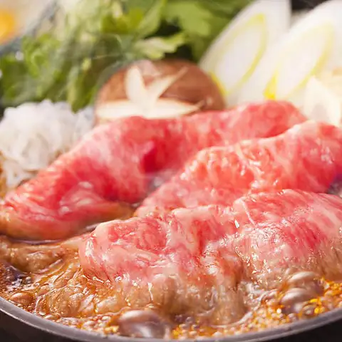 電視節目中出現的A5級黑毛和牛壽喜燒和肉類菜餚