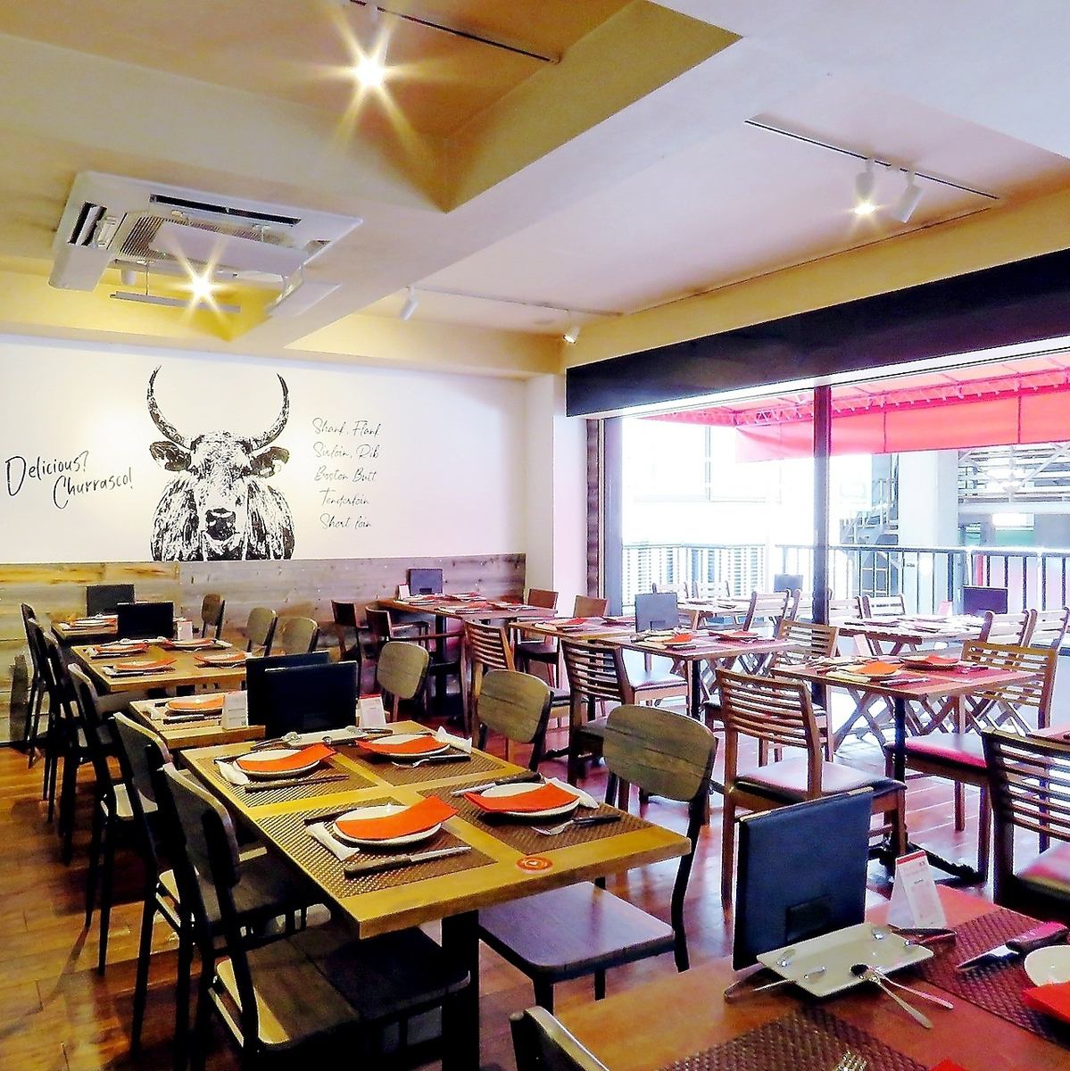 从午餐时间开始，尽情享用美味饮品，度过美好时光。