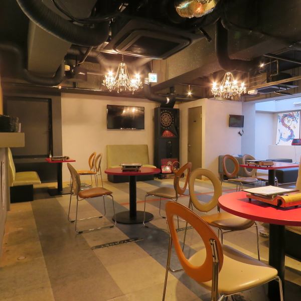4名様用のテーブル席を4卓、6名様用のテーブル席を1卓完備。デートや各種宴会、家族との食事など、あらゆるシーンにぴったり。落ち着いた雰囲気の中で、こだわりの料理を思う存分お楽しみいただけます。仕事帰りなど、日常のひと息つく時間にも、ぜひご利用ください。お気軽にお問い合わせください。※写真は一例です。