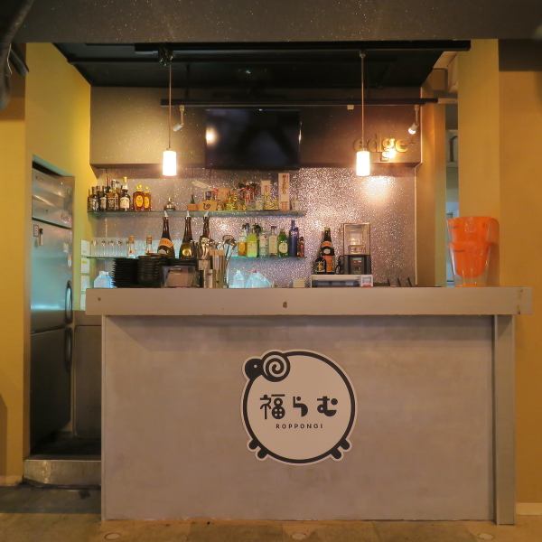 当店は、アクセスが便利な六本木駅より徒歩3分の場所にございます。Bar併設しているので、スタッフとの会話を楽しみながら、お一人様でも気軽にお過ごしいただけます。特別な場合には貸切も対応しておりますので、お気軽にご相談くださいませ。美味しい料理と共に、思い出に残る時間をお楽しみください。※写真は一例です。