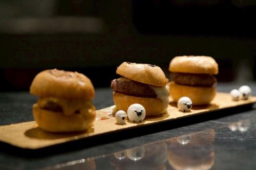 〆にもおすすめ！プチ福らむバーガーセット1650円(税込)。サイズ感◎