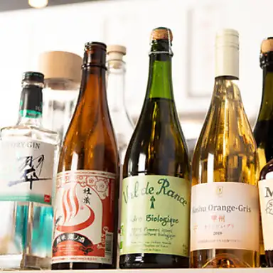 <p>料理に合わせて楽しめるドリンクを幅広くご用意。ビールやハイボール、サワーなど定番はもちろん、食事の味を引き立てるラインナップが揃います。とんかつの旨みや油の軽さを邪魔せず、食事と一緒にバランスよく楽しめるのが魅力。ランチからディナーまで、シーンに合わせてご利用いただけます。</p>