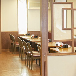 ゆったりお過ごしいただけるテーブル席です。