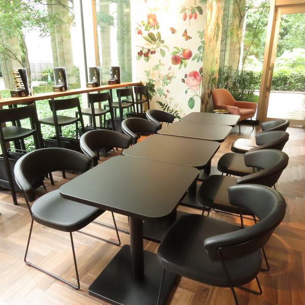 カジュアルなパーティーや会食、飲み会でのちょっとした人数のご利用もお任せください。店内テーブル席は人数に合わせてレイアウト変更が可能です。モダンでお洒落な空間で、本格的なイタリアンを囲む至福のひとときをお過ごしください。