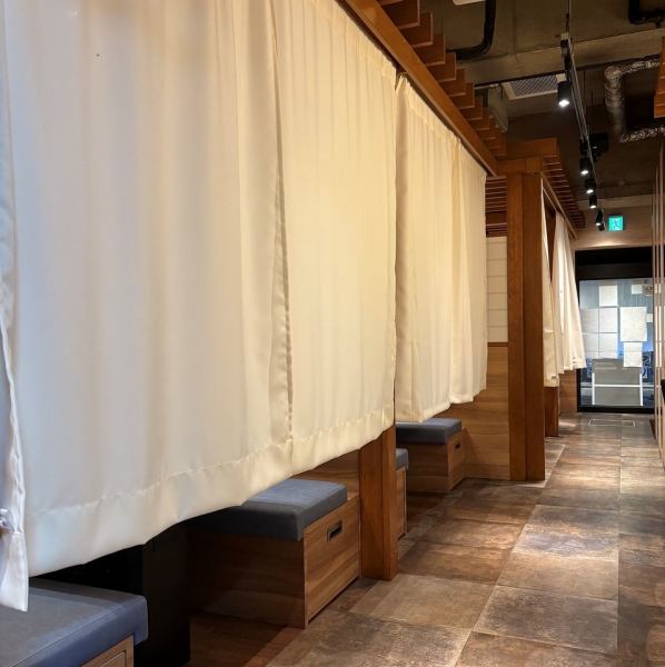 □店内雰囲気□テーブルカーテン個室で、大人のための特別なひとときを演出。落ち着いた雰囲気の洗練されたくつろぎ空間で、美味しい料理と共に心地よいひとときをお過ごしください。接待、デート、ご宴会、ご家族など様々なシーンでお愉しみいただけます。