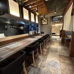 □店内席情報□友人との語らいやデートに最適なカウンター席のほか、目隠し用のカーテン付きで、プライベート空間が広がるテーブル席など各種座席をご用意。また3卓あるお座敷は、つなげることで最大13名様までご利用いただけます。さらに1卓は扉を閉めて個室としてもご利用可能◎