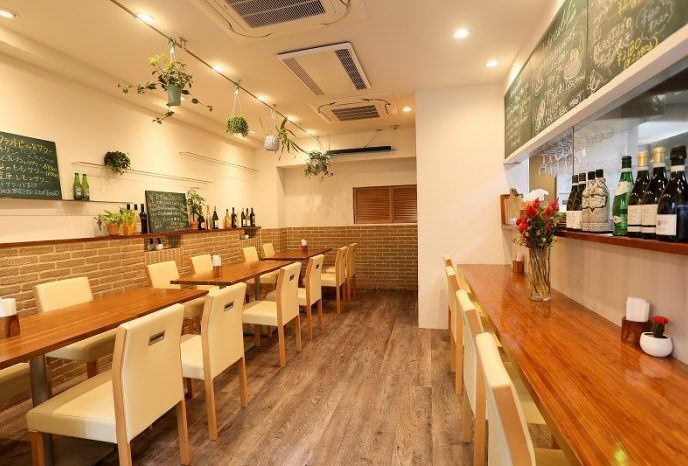 請您在我們寬敞的餐廳內放鬆身心，盡情享受用餐時光。我們每日還有特色菜，詳情請諮詢我們的工作人員。