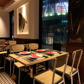 We offer spacious table seating that can accommodate groups of 2 or more people.While we cannot guarantee it, depending on your seat, you can enjoy your meal while admiring the night view.