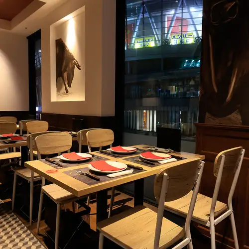 We offer spacious table seating that can accommodate groups of 2 or more people.While we cannot guarantee it, depending on your seat, you can enjoy your meal while admiring the night view.