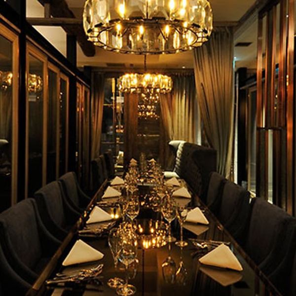 To an extraordinary space where gold chandeliers shine.At the table seats located in the center of the store, we offer high-seat chairs that overlook the dining area and heavy sofas that tighten the glittering space.The back can be separated by a door, so you can spend time without worrying about the surrounding eyes while being open.