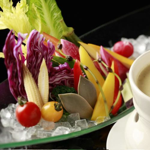 Carefully selected vegetables Bagna cauda with garlic-flavored anchovy cream sauce