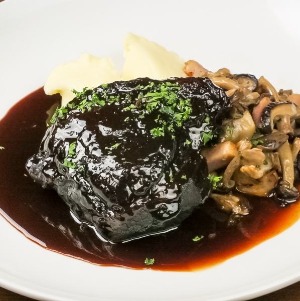 Braised beef cheek in red wine with cassis flavor